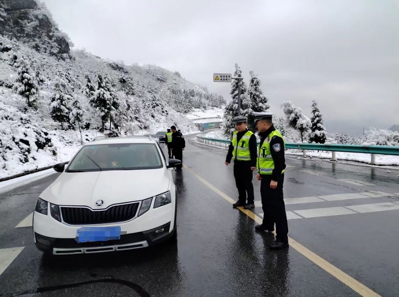 民警坚守岗位，有条不紊地开展路面隐患排查治理与执法管控工作 (2).jpg