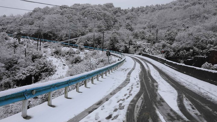 受凝冻影响的G352国道温水镇沙坝村至温水镇桥头村路段（习水县融媒体中心供图