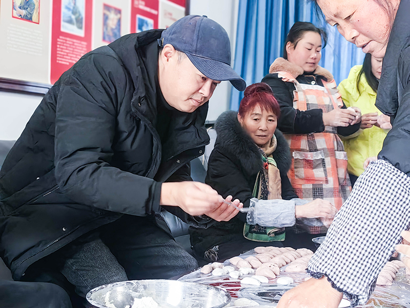 喻莎与村民一起制作特色美食。毕节公路管理局黔西公路管理段供图.jpg