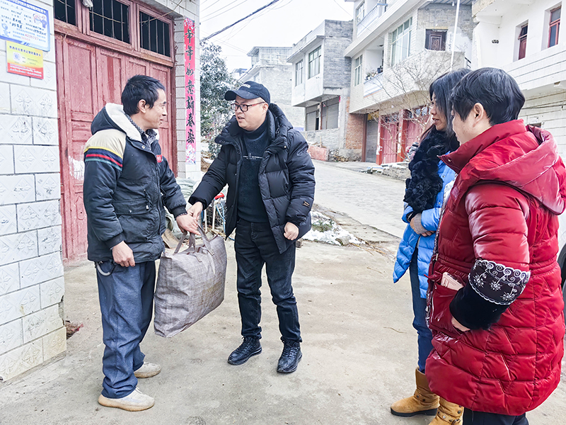 喻莎走访慰问困难群众。毕节公路管理局黔西公路管理段供图