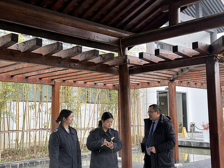 瓮安税务干部到温泉酒店实地调研。