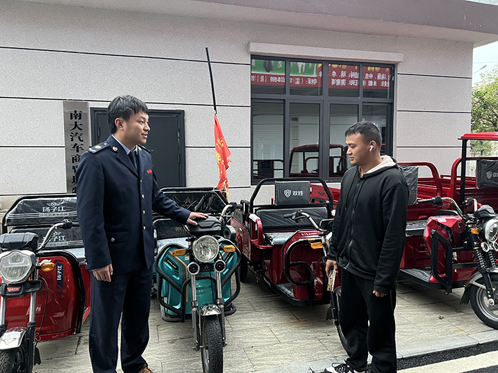 商家为独山税务干部介绍产品销量和情况。