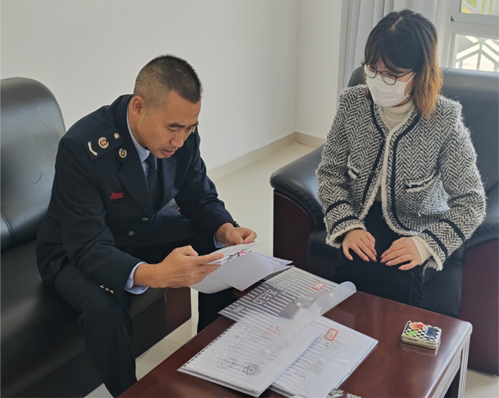 经开区税务局工作人员走访企业了解经营情况。