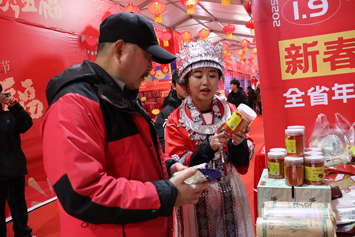 年货节现场，市民正在购物。李宜桐摄