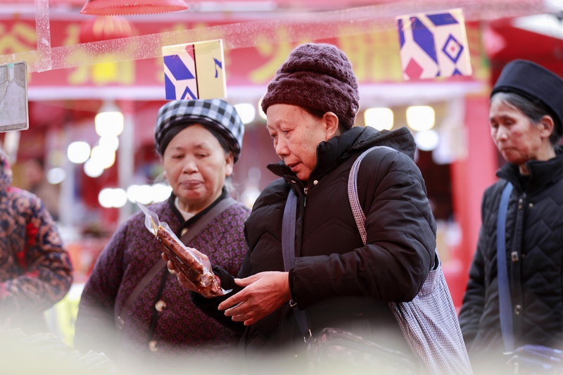 市民在罗甸县明珠广场年货街选购商品。（史传鸿  摄） (19).jpg