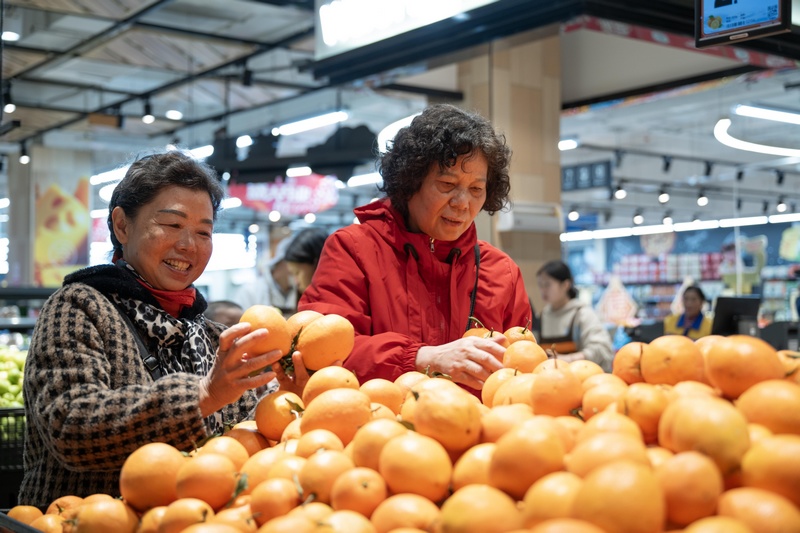 市民在罗甸县一家超市选购商品。（刘文俊  摄） (1).jpg