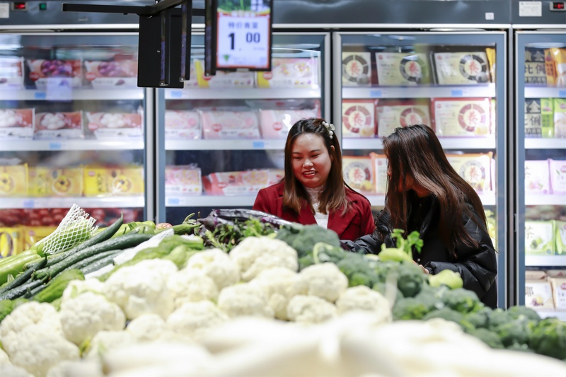 市民在罗甸县一家超市选购商品。（史传鸿  摄） (1).jpg
