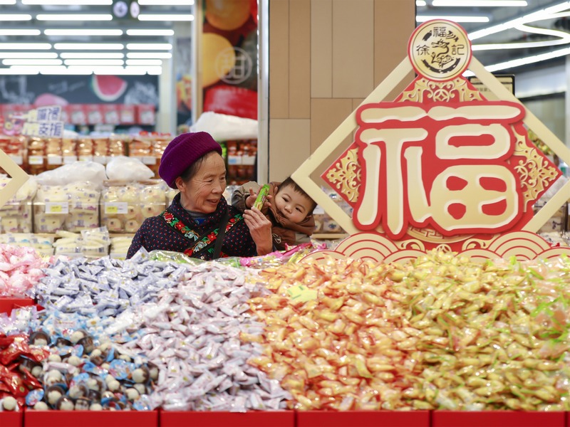 市民在罗甸县一家超市选购商品。（王丽丹  摄） (2).jpg