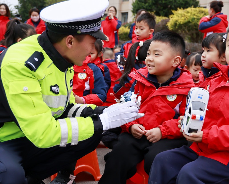 1月10日，贵州省黔南布依族苗族自治州罗甸县公安局举行警营开放日活动，民警给小朋友发放小礼物。