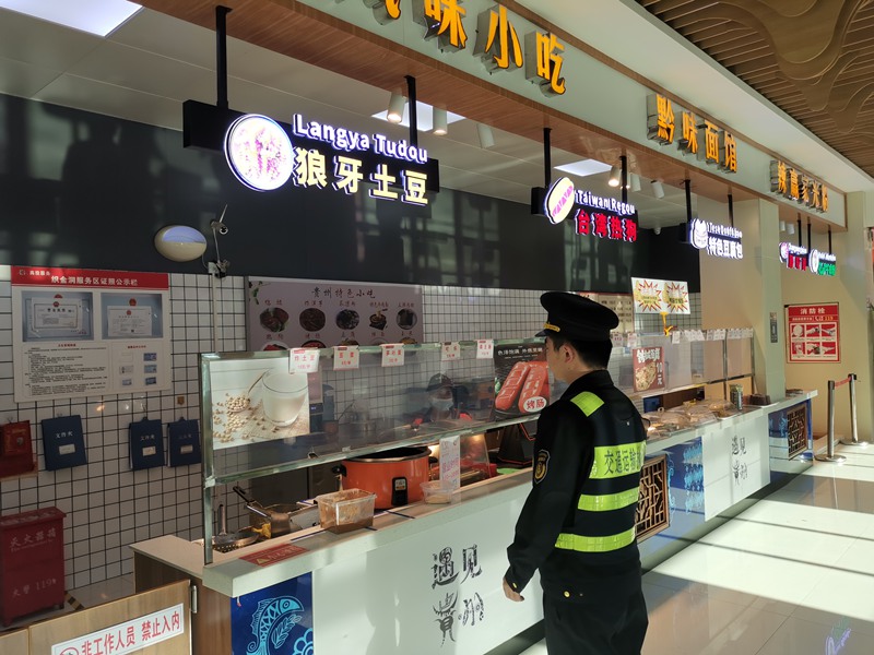 圖為交通執法人員對服務開展食品安全檢查。