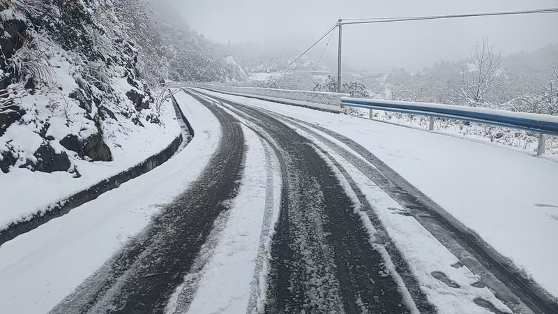 凝冻路段。