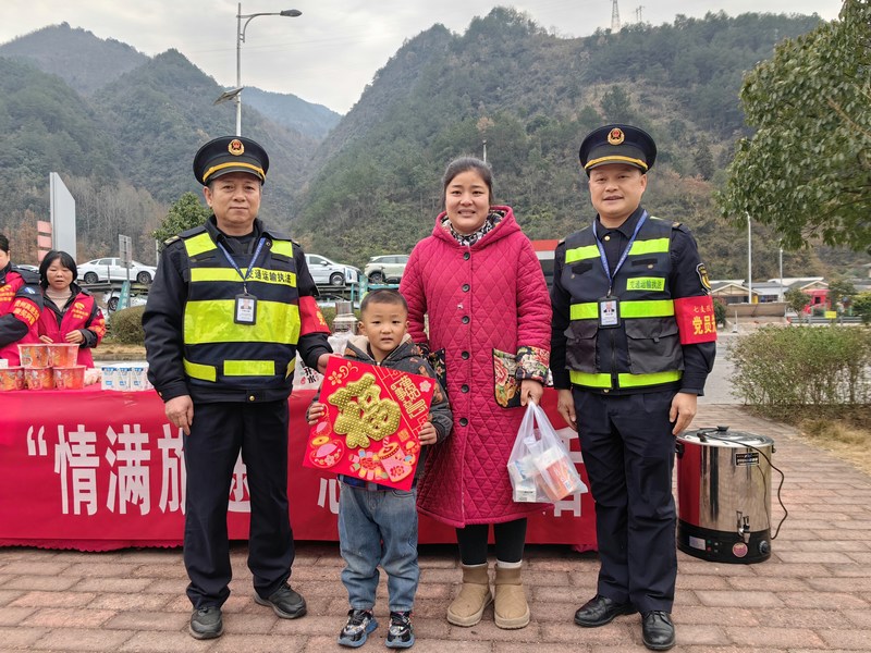 4 在温泉服务区为返乡司乘人员送“福”字。.jpg