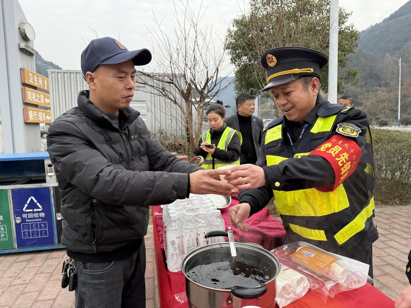 5 在温泉服务区为司乘人员送暖心姜茶。.jpg