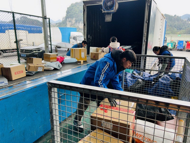3、中通工作人員從快遞貨車上卸貨。.jpg