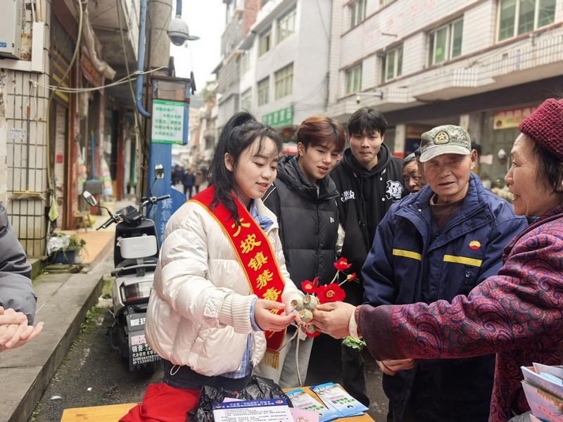 工作人员现场讲述毒品危害（习水县融媒体中心供图）.jpg