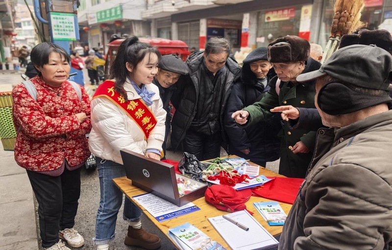 现场观看警示教育片（习水县融媒体中心供图）.jpg