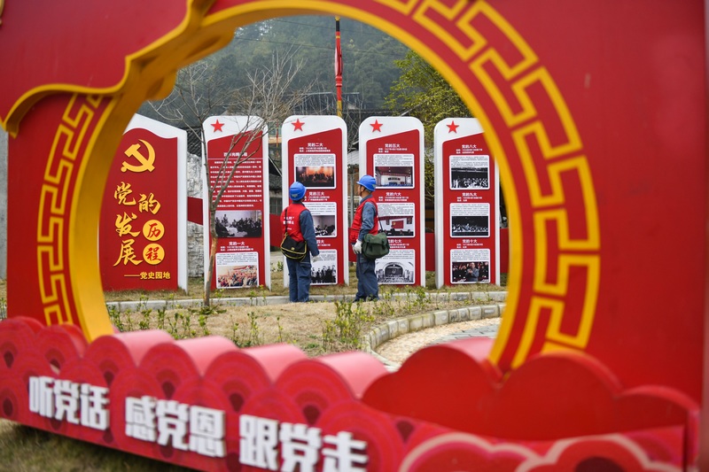 5、在贵州省黔东南苗族侗族自治州施秉县白垛乡白垛村，南方电网贵州凯里施秉供电局员工余德林（左）了解红色美丽村庄建设情况。龙晓东 摄.jpg