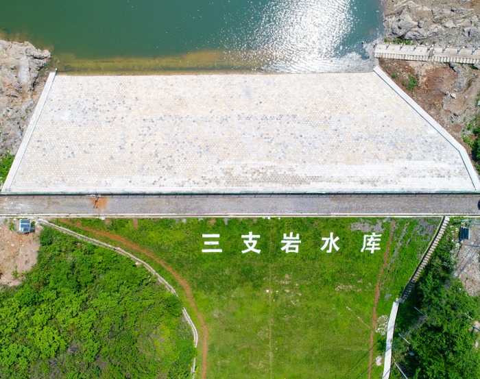 除险加固后的三支岩水库（卢锡江 摄）.jpg