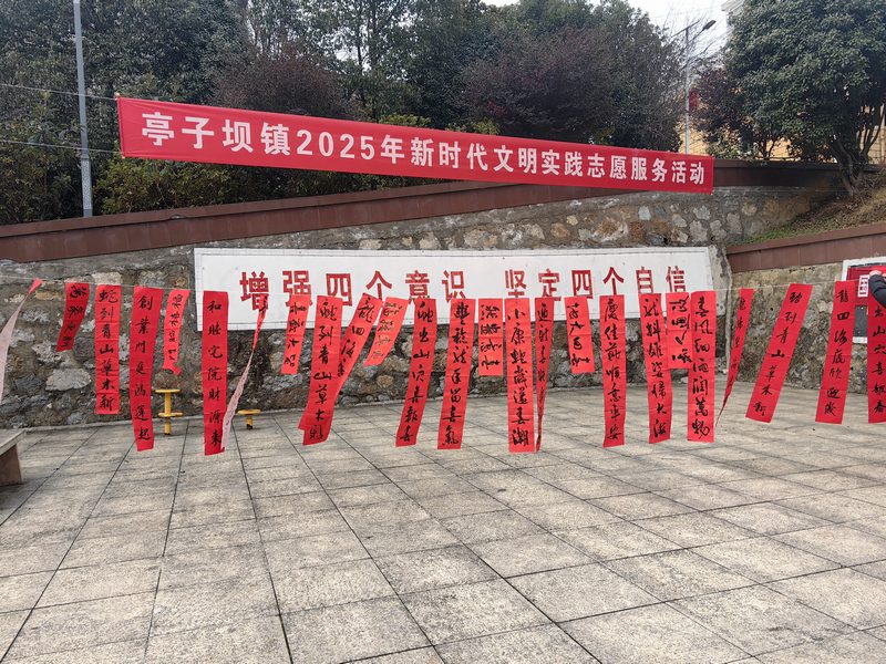 书写好的春联01（何敏摄）.jpg