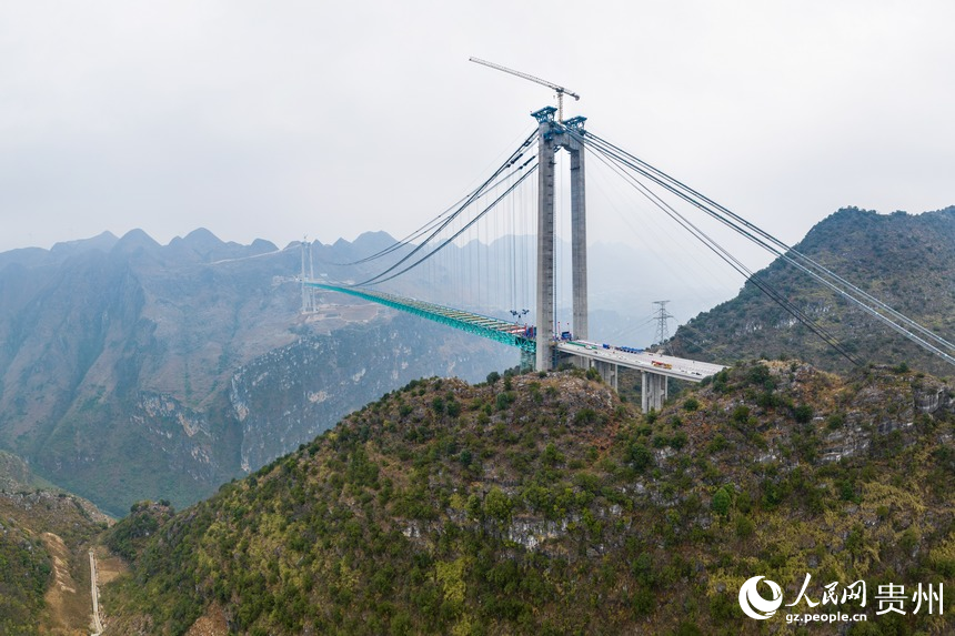 航拍建设中的花江峡谷大桥。人民网记者 涂敏摄