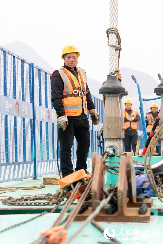 大桥建设者在为合龙做准备。人民网记者 涂敏摄