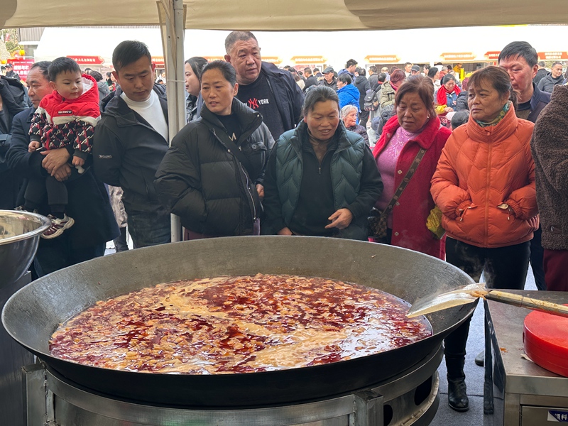 市民游客圍觀糟辣美食制作過程。實習生 盧俊攝