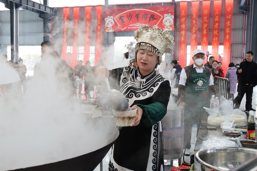 羊肉粉商家正在制作羊肉粉。李宜桐摄