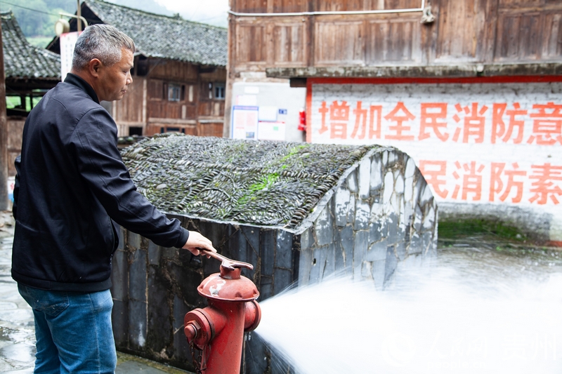 在台江縣九擺村，當地義務消防員在檢查消防栓水壓。人民網 王秀芳攝