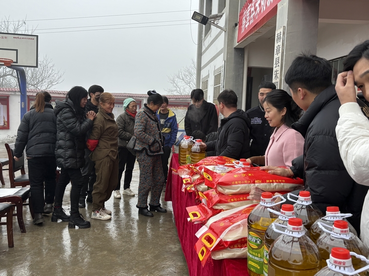 发放油米现场。谢雨摄