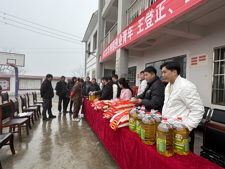 捐赠现场.谢雨摄