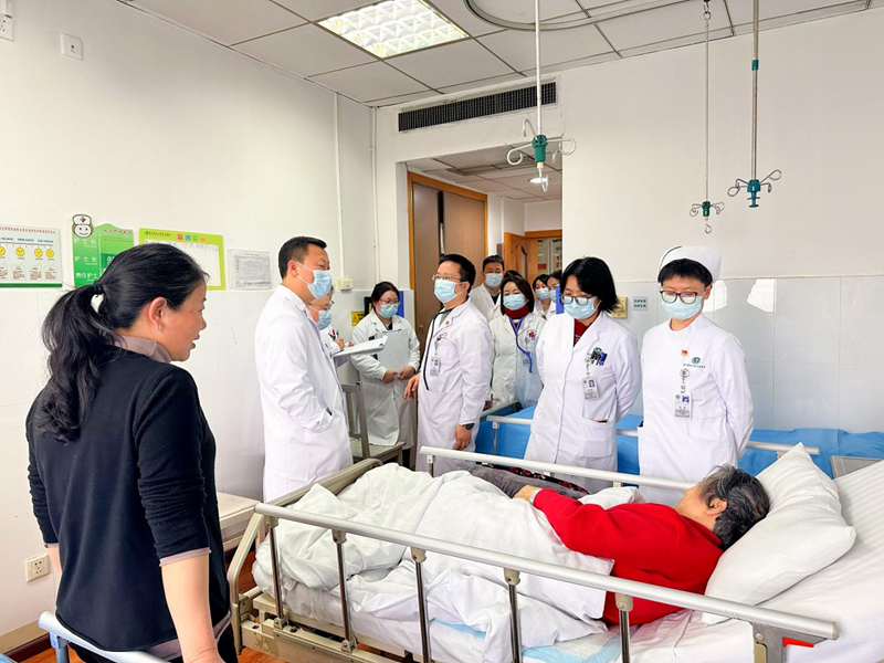 貴州省政協委員、貴州醫科大學附屬醫院副院長李偉帶教查房.png