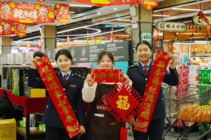 1 普安县税务局税务人员到全家福购物超市送祝福、送服务。刘苏庆摄