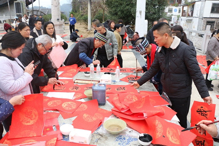 书法老师为村民们写春联。