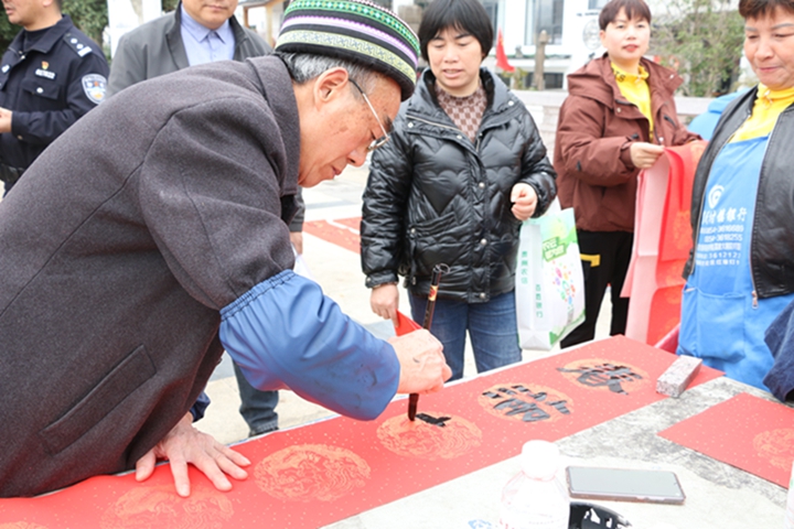 书法老师为村民们写春联。