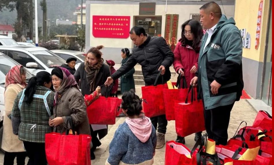 新春走基層丨水城區這些地方迎新春活動“上新”1月20日，海坪街道甘塘村開展慶新春活動，為村民送上對聯、“福”字以及新春大禮包等，營造了喜慶、歡樂、祥和的節日氛圍。