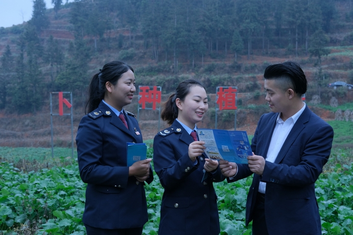 春节前夕，普安县税务局“助农小分队”走访西陇村萝卜种植基地，了解萝卜采挖、销售情况，解答农户和合作社涉税疑难问题，宣讲适用政策。刘苏庆摄