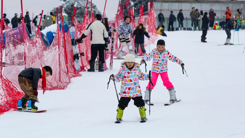 游客在玉舍雪山滑雪场滑雪。赵桦摄