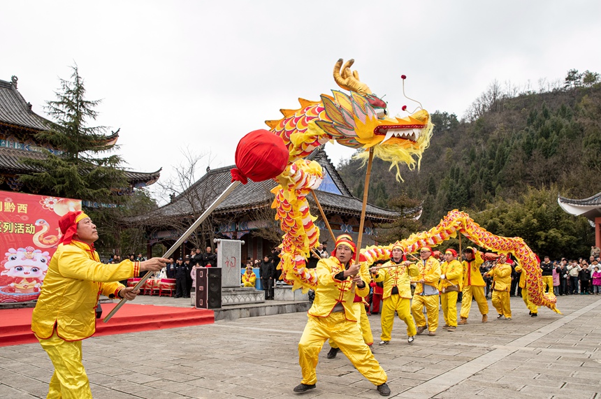 1月31日，村民在貴州省畢節市黔西市素朴鎮九龍山下的象祠廣場舞龍比賽。