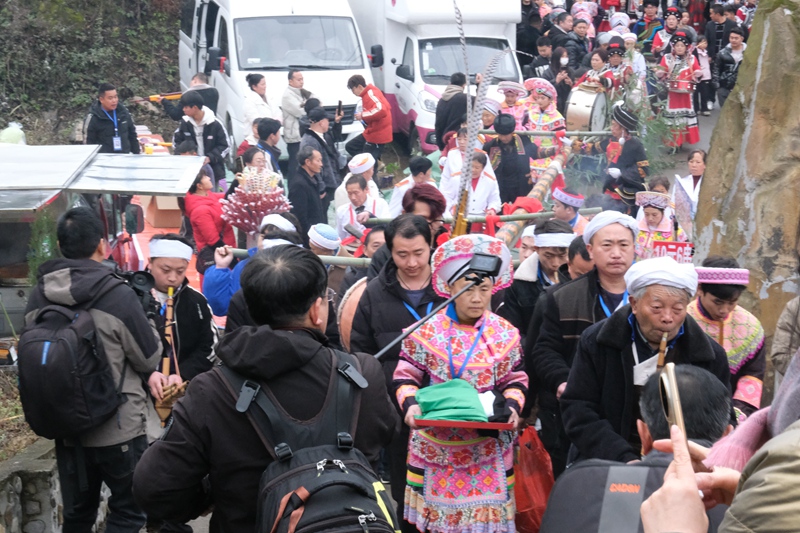 苗族同胞傳統節日“踩山節”.