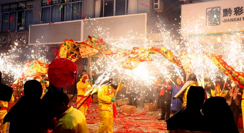 近日，2025年春节太平龙灯会在坛厂街道举行，进一步丰富了辖区居民文化生活，提升居民生活幸福感，营造了欢乐、祥和的节日氛围