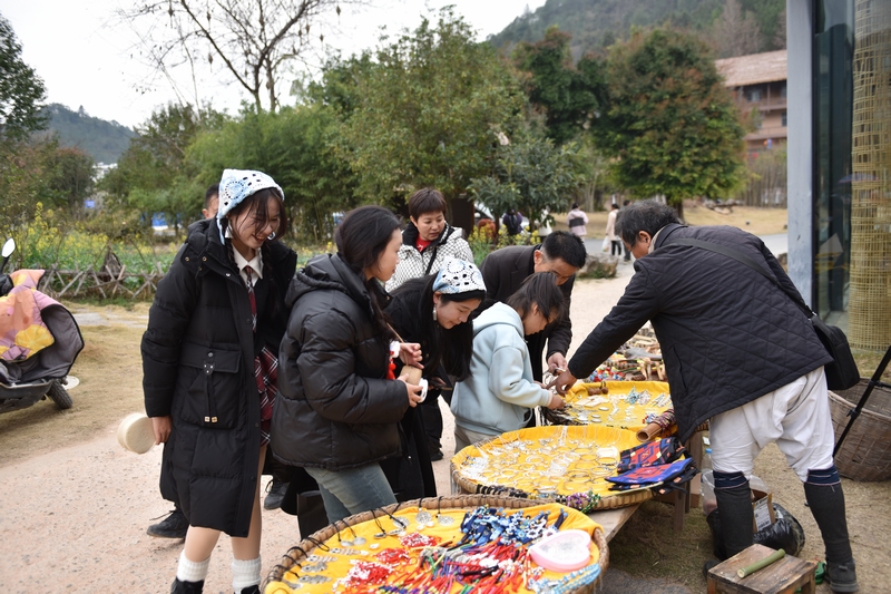 游客在本地特色摊点采购。