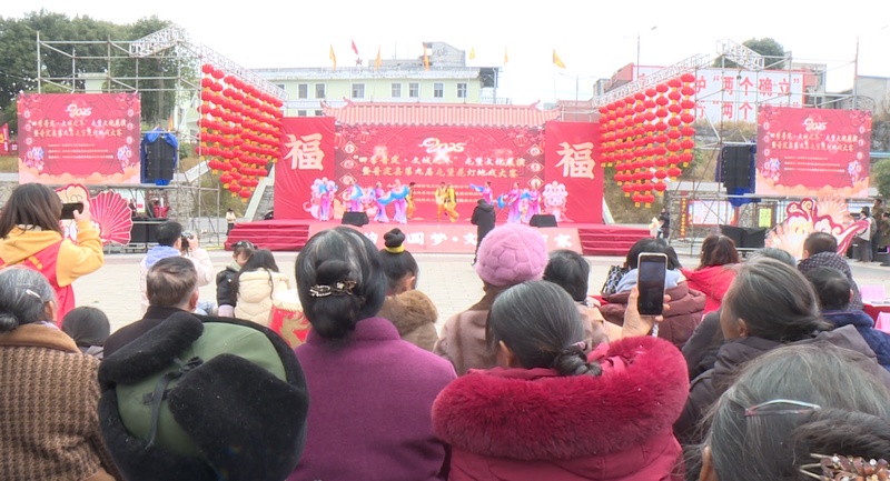 花灯地戏大赛现场。
