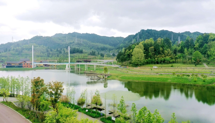 习水水清岸绿。