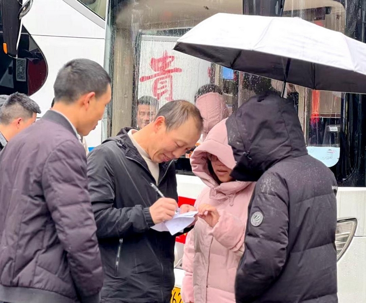 活動現場，工作人員確認務工群眾乘車名單。習水縣融媒體中心供圖）.jpg