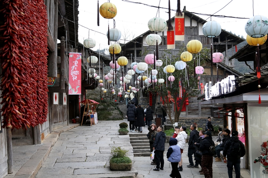 2月4日，游客在遵义市播州区乌江寨景区游览。