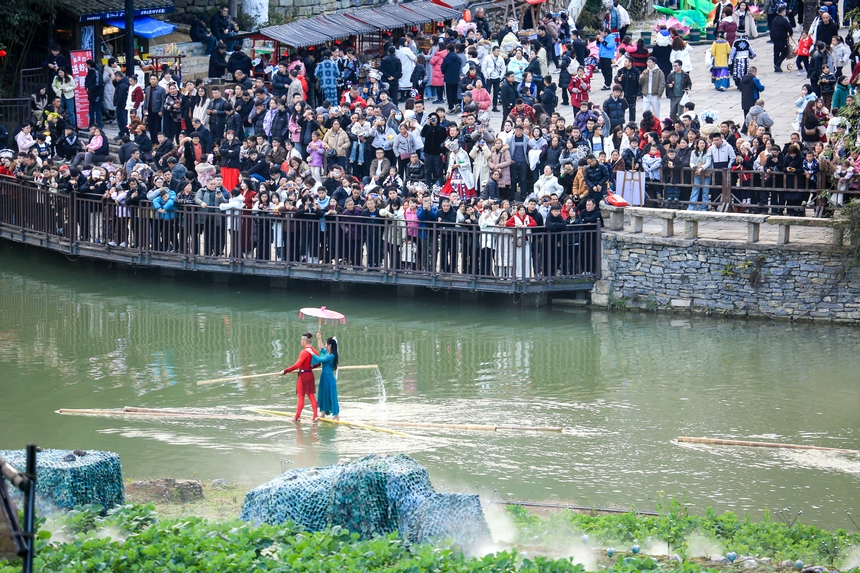 2月4日，游客在遵义市播州区乌江寨景区迴龙岛观看非遗独竹漂艺术表演。