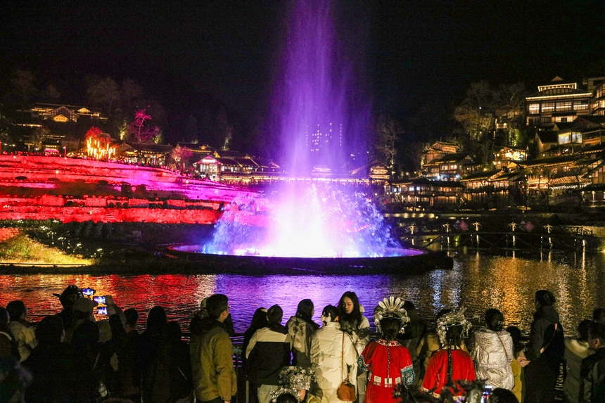 2月4日，游客在遵義市播州區烏江寨景區觀賞烏江星無人機音樂水舞秀。