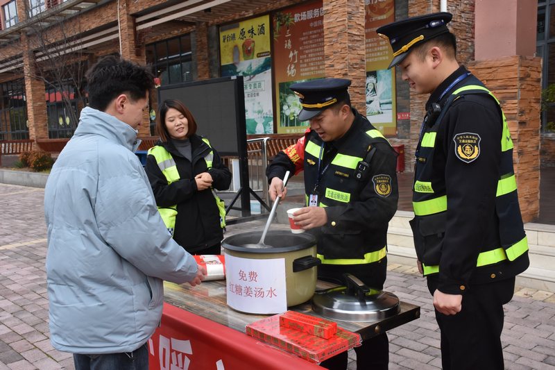 執法人員在轄區高速公路服務區為司乘人員免費提供暖心姜茶。