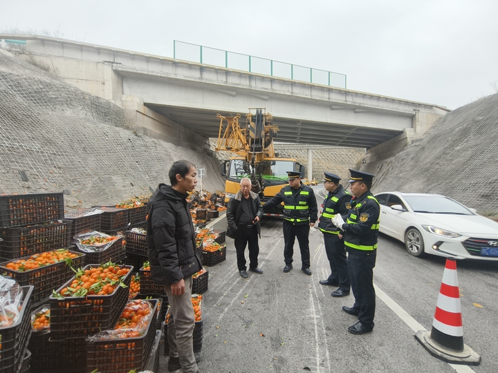 3 联系附近商贩，帮助驾驶员将剩余的橘子进行回收处理。.jpg