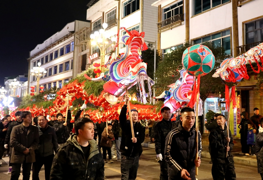 龙灯巡游。向天祥摄